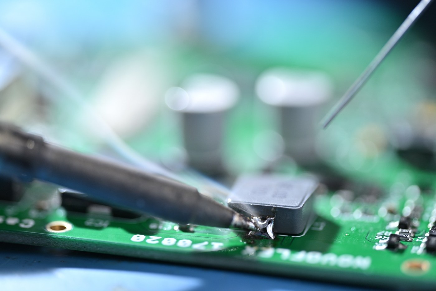 Arbeit an einer elektronischen Baugruppe bei GUNDA